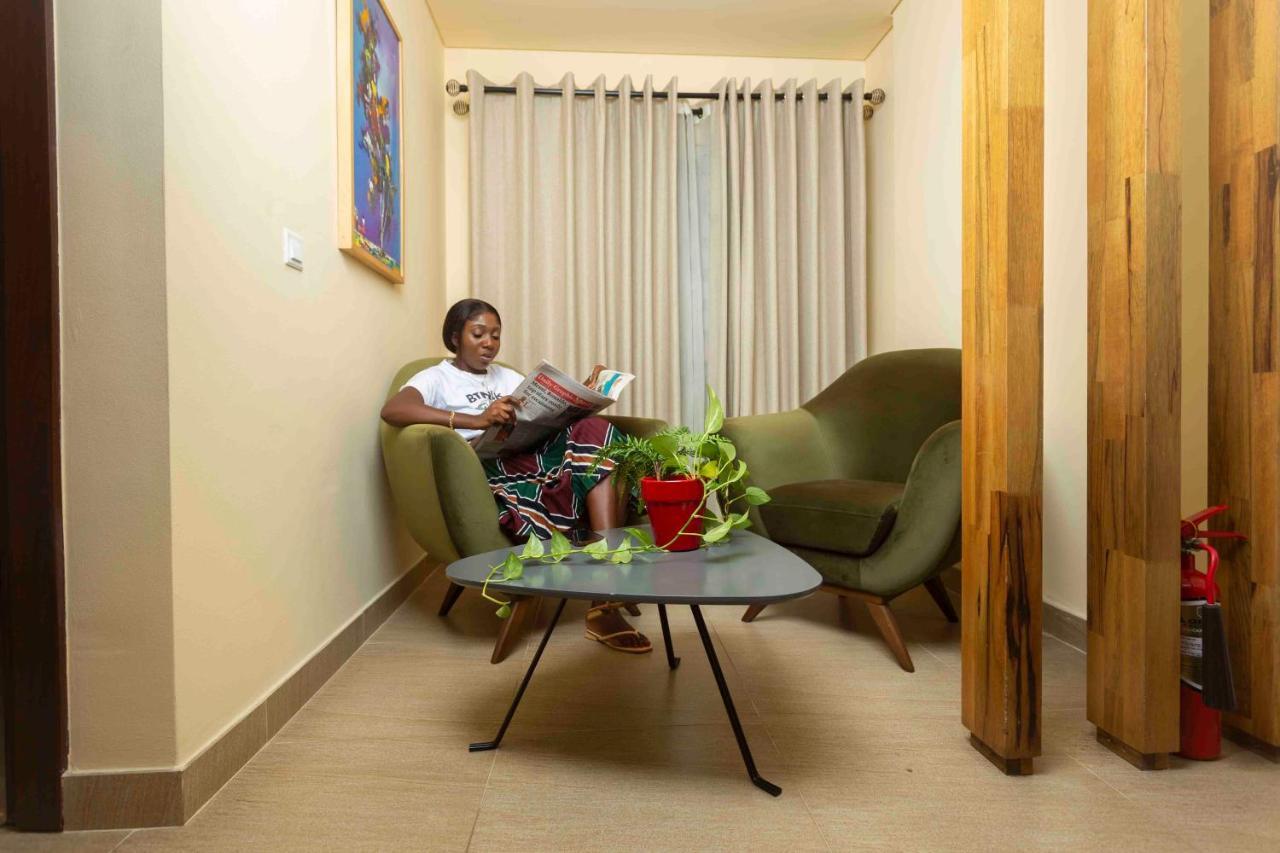Roots Hotel Apartment Accra Extérieur photo